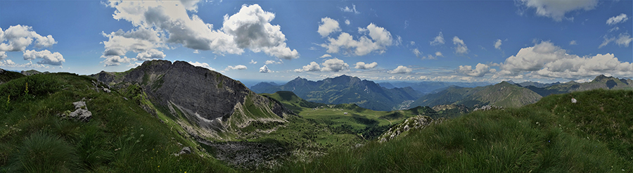 Dalla ampia cresta di vetta della Corna Grande panoramica sulla Valle dei Mughi ed oltre
